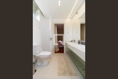 Casa à venda com 800m², 4 quartos e 8 vagasSuíte 4 - Banheiro