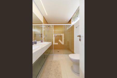 Casa à venda com 800m², 4 quartos e 8 vagasSuíte 4 - Banheiro