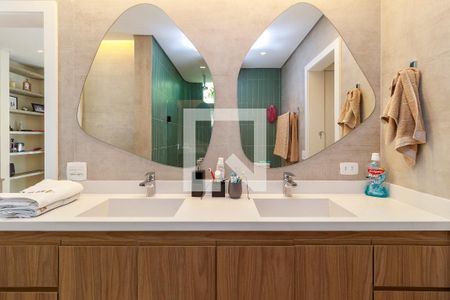 Casa à venda com 800m², 4 quartos e 8 vagasSuíte Principal - Banheiro