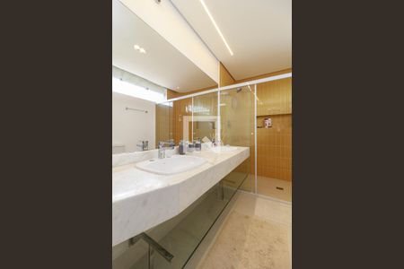 Casa à venda com 800m², 4 quartos e 8 vagasSuíte 4 - Banheiro