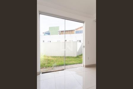 Sala - Porta para  o quintal de casa à venda com 3 quartos, 120m² em Rio Branco, Belo Horizonte