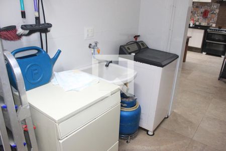 Casa de condomínio à venda com 150m², 3 quartos e 2 vagasLavanderia