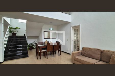 Casa de condomínio à venda com 295m², 4 quartos e 2 vagasSala