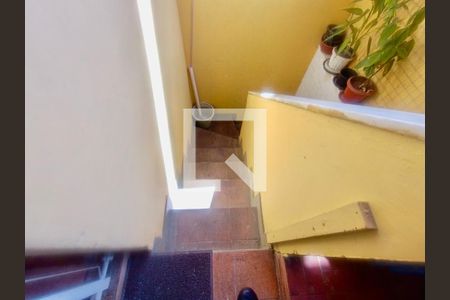 Casa à venda com 200m², 5 quartos e 3 vagas Casa à venda com 200m², 5 quartos e 3 vagasEscada terceiro piso