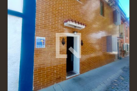 Casa à venda com 200m², 5 quartos e 3 vagas Casa à venda com 200m², 5 quartos e 3 vagasFachada com cartaz QA