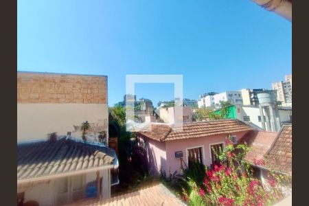 Casa à venda com 200m², 5 quartos e 3 vagas Casa à venda com 200m², 5 quartos e 3 vagasÁrea serviço vista