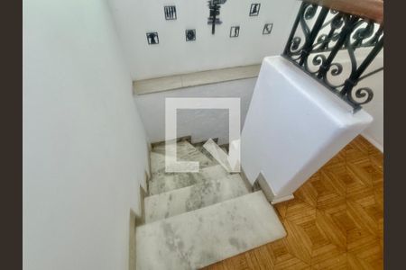 Casa à venda com 200m², 5 quartos e 3 vagas Casa à venda com 200m², 5 quartos e 3 vagasEscada 2 piso