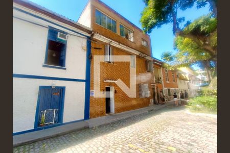 Casa à venda com 200m², 5 quartos e 3 vagas Casa à venda com 200m², 5 quartos e 3 vagasFachada com cartaz QA