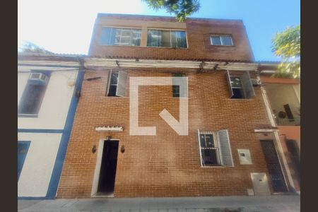 Casa à venda com 200m², 5 quartos e 3 vagas Casa à venda com 200m², 5 quartos e 3 vagasFachada com cartaz QA