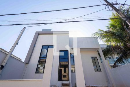 Casa de condomínio à venda com 260m², 3 quartos e 3 vagasFachada