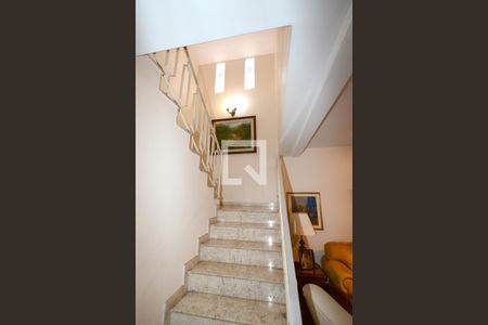 Casa à venda com 180m², 4 quartos e 2 vagasEscada