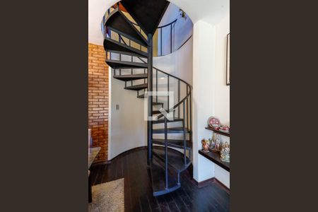 Escada de casa à venda com 3 quartos, 209m² em Vila Germinal, São Paulo