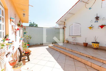 Casa à venda com 209m², 3 quartos e 3 vagas Casa à venda com 209m², 3 quartos e 3 vagasQuintal