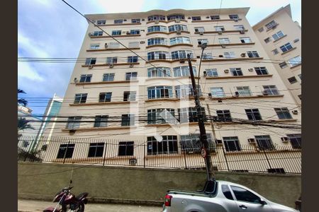 Apartamento à venda com 114m², 4 quartos e sem vaga Apartamento à venda com 114m², 4 quartos e sem vagaFachada com cartaz QA