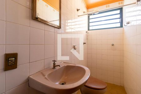 Casa à venda com 360m², 3 quartos e 2 vagas Casa à venda com 360m², 3 quartos e 2 vagasBanheiro da piscina