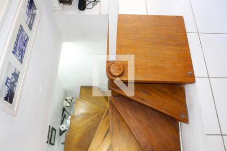 Apartamento à venda com 90m², 2 quartos e 2 vagasEscada / Descendo