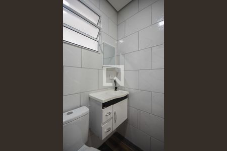 Banheiro de apartamento para alugar com 1 quarto, 28m² em Jardim Santo Antonio, São Paulo