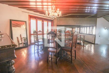 Casa à venda com 550m², 4 quartos e 5 vagas Casa à venda com 550m², 4 quartos e 5 vagasSala