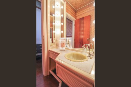 Casa à venda com 550m², 4 quartos e 5 vagas Casa à venda com 550m², 4 quartos e 5 vagasBanheiro 3