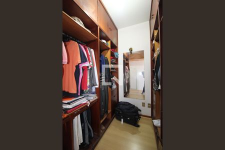 Casa à venda com 550m², 4 quartos e 5 vagas Casa à venda com 550m², 4 quartos e 5 vagasCloset Quarto 2
