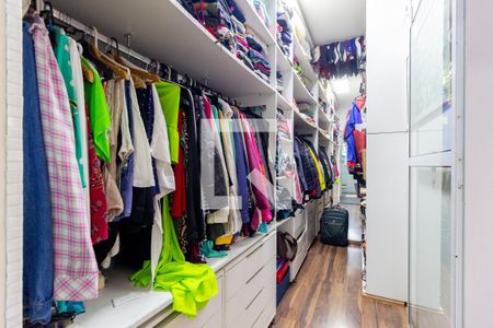 Casa à venda com 320m², 3 quartos e 2 vagas Casa à venda com 320m², 3 quartos e 2 vagasCloset - Suíte