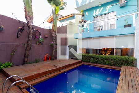 Casa à venda com 320m², 3 quartos e 2 vagas Casa à venda com 320m², 3 quartos e 2 vagasPiscina