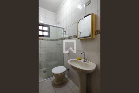 Banheiro da Suíte de casa para alugar com 2 quartos, 120m² em Vilamar, Praia Grande