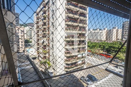 Sala vista da janela de apartamento para alugar com 1 quarto, 48m² em Botafogo, Rio de Janeiro