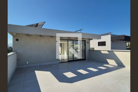 Casa de condomínio à venda com 450m², 4 quartos e 2 vagas Casa de condomínio à venda com 450m², 4 quartos e 2 vagasSacada