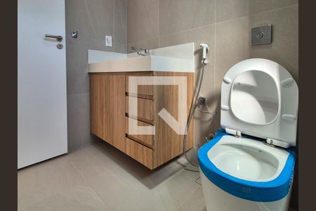 Casa de condomínio à venda com 450m², 4 quartos e 2 vagas Casa de condomínio à venda com 450m², 4 quartos e 2 vagasBanheiro da Suíte 2