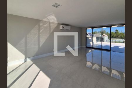 Casa de condomínio à venda com 450m², 4 quartos e 2 vagas Casa de condomínio à venda com 450m², 4 quartos e 2 vagasSótão