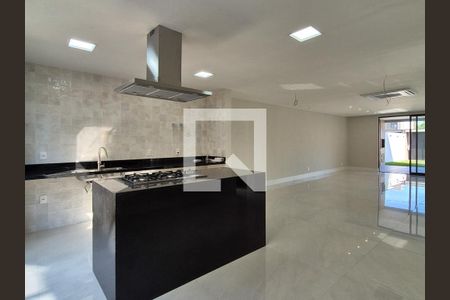 Casa de condomínio à venda com 450m², 4 quartos e 2 vagas Casa de condomínio à venda com 450m², 4 quartos e 2 vagasCozinha
