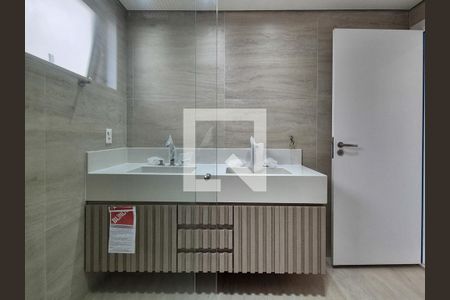 Casa de condomínio à venda com 450m², 4 quartos e 2 vagas Casa de condomínio à venda com 450m², 4 quartos e 2 vagasBanheiro da Suíte 1