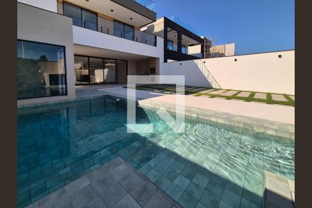 Casa de condomínio à venda com 450m², 4 quartos e 2 vagas Casa de condomínio à venda com 450m², 4 quartos e 2 vagasÁrea externa