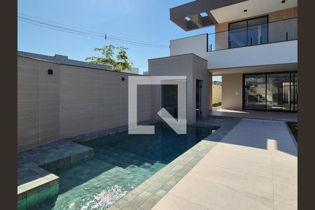 Casa de condomínio à venda com 450m², 4 quartos e 2 vagas Casa de condomínio à venda com 450m², 4 quartos e 2 vagasÁrea externa
