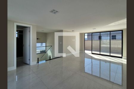 Casa de condomínio à venda com 450m², 4 quartos e 2 vagas Casa de condomínio à venda com 450m², 4 quartos e 2 vagasSótão