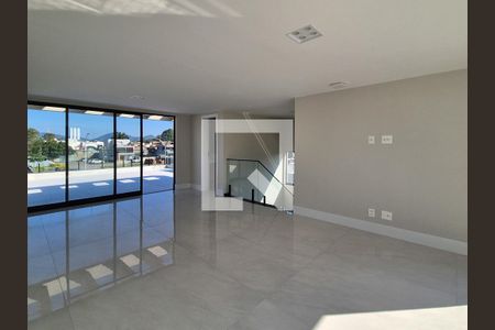 Casa de condomínio à venda com 450m², 4 quartos e 2 vagas Casa de condomínio à venda com 450m², 4 quartos e 2 vagasSótão