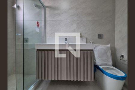 Casa de condomínio à venda com 450m², 4 quartos e 2 vagas Casa de condomínio à venda com 450m², 4 quartos e 2 vagasBanheiro da Suite 3