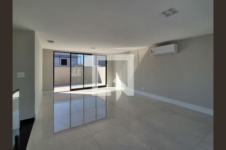 Casa de condomínio à venda com 450m², 4 quartos e 2 vagas Casa de condomínio à venda com 450m², 4 quartos e 2 vagasSótão