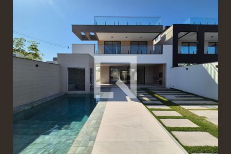 Casa de condomínio à venda com 450m², 4 quartos e 2 vagas Casa de condomínio à venda com 450m², 4 quartos e 2 vagasÁrea externa