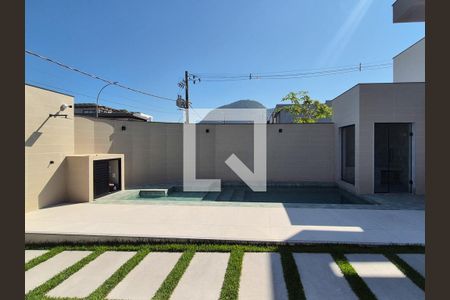 Casa de condomínio à venda com 450m², 4 quartos e 2 vagas Casa de condomínio à venda com 450m², 4 quartos e 2 vagasÁrea externa