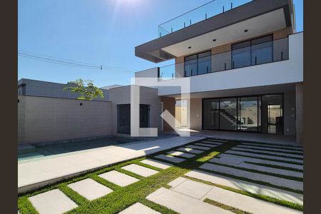 Casa de condomínio à venda com 450m², 4 quartos e 2 vagas Casa de condomínio à venda com 450m², 4 quartos e 2 vagasÁrea externa