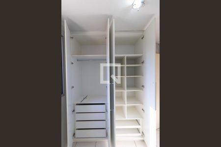 Apartamento para alugar com 54m², 3 quartos e 1 vaga Apartamento para alugar com 54m², 3 quartos e 1 vagaQuarto 01 - Armário