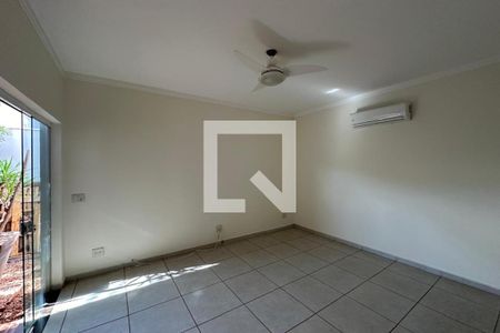 Sala de TV de casa de condomínio para alugar com 3 quartos, 250m² em  Nova Aliança, Ribeirão Preto