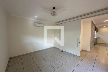 Sala de TV de casa de condomínio para alugar com 3 quartos, 250m² em  Nova Aliança, Ribeirão Preto