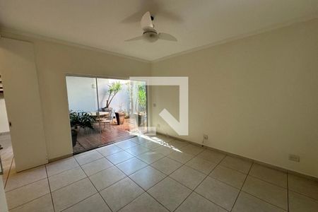 Sala de TV de casa de condomínio para alugar com 3 quartos, 250m² em  Nova Aliança, Ribeirão Preto