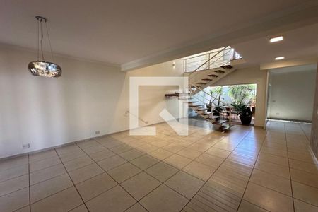 Sala de casa de condomínio para alugar com 3 quartos, 250m² em  Nova Aliança, Ribeirão Preto