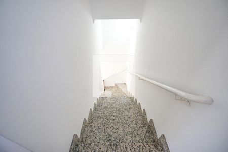 Casa de condomínio para alugar com 90m², 2 quartos e 2 vagas Casa de condomínio para alugar com 90m², 2 quartos e 2 vagasEscada
