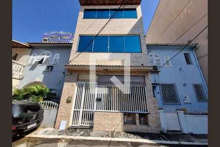 Casa à venda com 220m², 3 quartos e 2 vagas Casa à venda com 220m², 3 quartos e 2 vagasFachada
