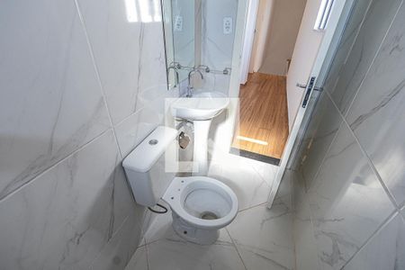 Banheiro de casa para alugar com 2 quartos, 75m² em Santa Terezinha, Belo Horizonte
